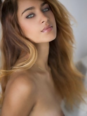 Uma Jolie pulls off her blue dress pics ~ hot-pussy.cc